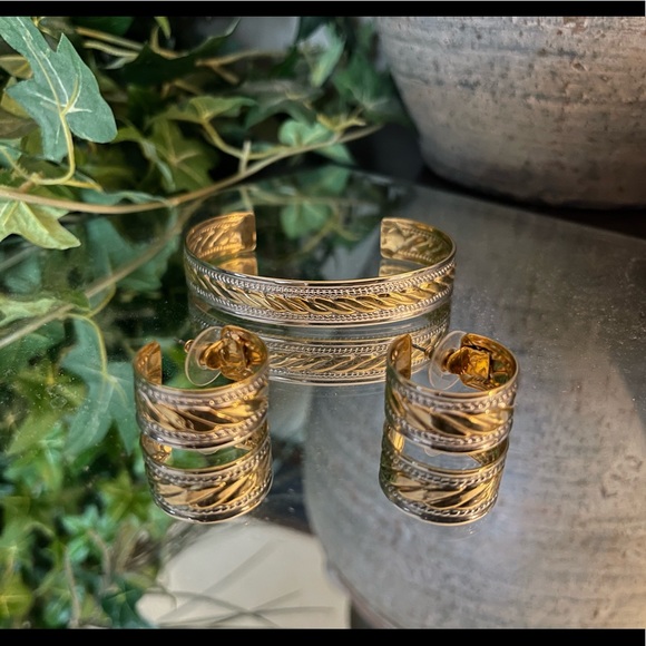 Unknown Jewelry - 🌺 Ladies 3 Piece Set Bracelet & Matching Earrings. Gold/Silver. 🌺